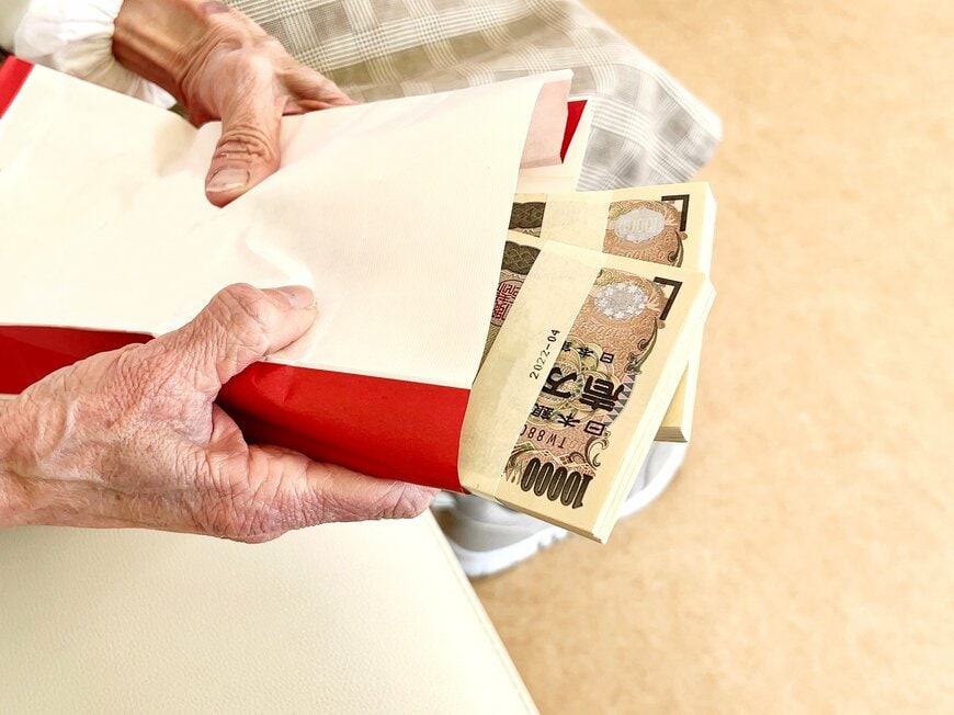 【年金生活者支援給付金】月額の給付総額「338億円」超！実際に「年金に上乗せ」される金額はいくら？《老齢・障害・遺族》給付金ごとの平均支給額を確認