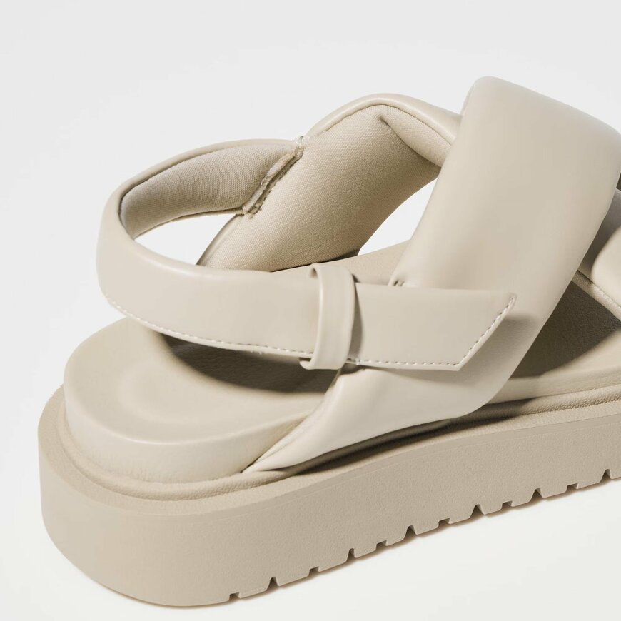 出所：ユニクロ公式　クロスストラップサンダル