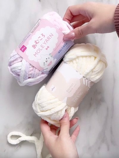 「指編み懐かしくて泣きそう...！」ダイソーの〈毛糸〉で...→もこもこ可愛い〈2色マフラー〉が作れる！