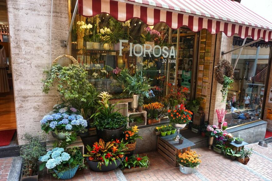 イタリアの人々の生活を彩る花屋さんの写真