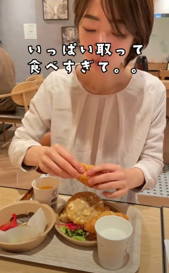 いっぱい取って食べ過ぎる女性