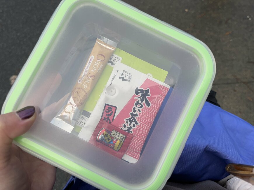プラスチック容器の添えた小袋のお礼