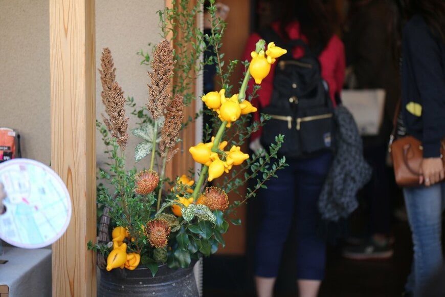 フォックスフェイスの枝物や、ドライフラワーなどが飾られた玄関