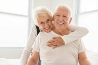 「私たちは平均以下？」70歳代二人以上世帯の【貯蓄額中央値と保有額分布】1000万円の《資産寿命》を考察