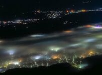 埼玉県・武甲山から望む秩父の夜景　街明かりと大雲海が織りなす幻想的な光景に「一度は見に行きたい」