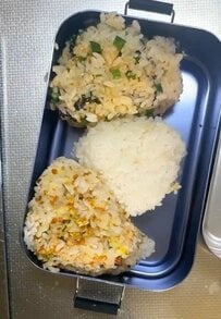 自分と同棲彼氏のために作る【唐揚げ風揚げ焼きとおにぎり弁当】がボリューム満点で美味しそう！