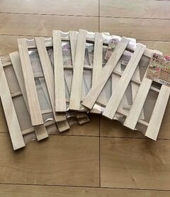 【100均DIY】使うのはダイソーの〈すのこ〉だけ！接着剤で貼るだけ簡単DIYでおしゃれな〈木製収納棚〉が爆誕！「同じの作りたいです！」と話題