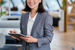 【元銀行員が解説】銀行員の「平均月収・ボーナス・年収」はどれくらい？《年齢別の一覧表》で見てみる