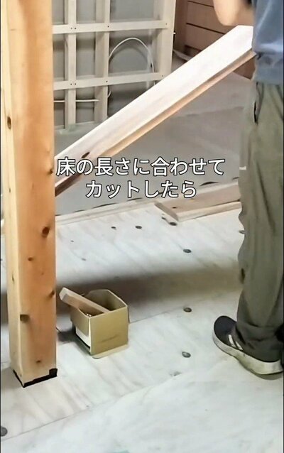 変身前のカフェ板敷き