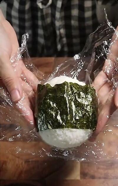 焼き海苔を巻いた大きなおにぎり