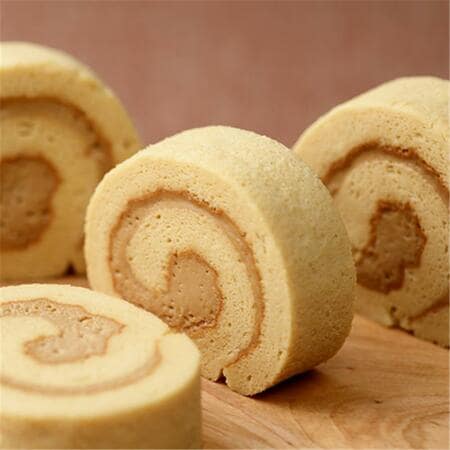 アーモンドプラリネ入りのクリームとキャラメル味の「六花ロール（プラリネ）」