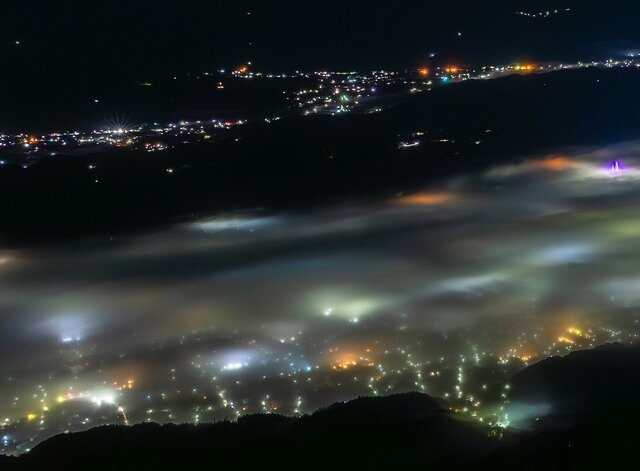 埼玉県・武甲山から望む秩父の夜景　街明かりと大雲海が織りなす幻想的な光景に「一度は見に行きたい」