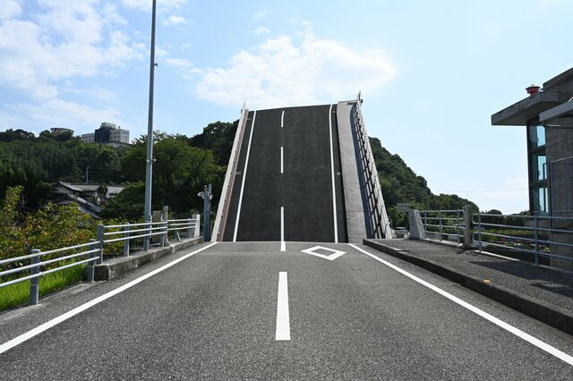 【道路が突き刺さってる】高知県にある橋　住宅街の光景に「上から落ちてきたみたい」「どうなってる？」