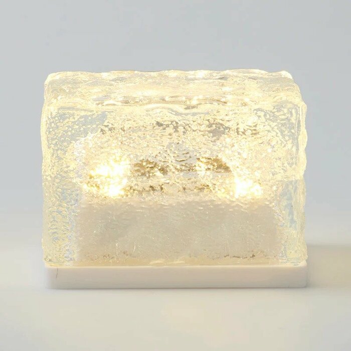 ガラス素材を使用した「ソーラーライト（ブロック、ＷＨ）（550円）」
