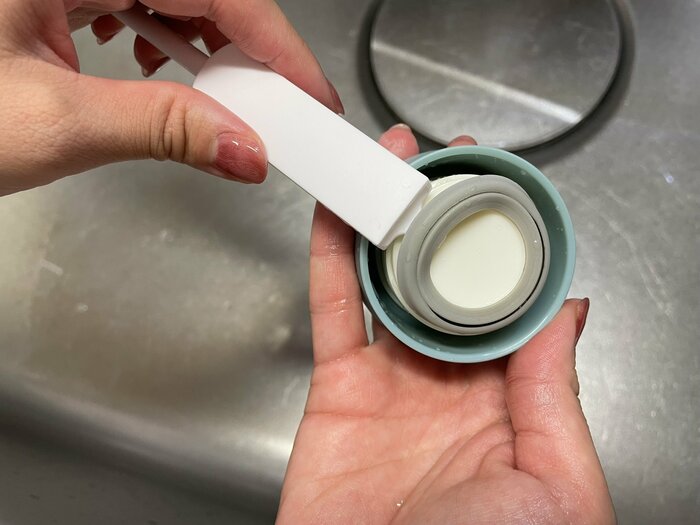 パッキンと本体の隙間にヘラを入れると、簡単に外すことができました