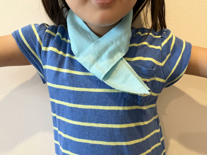 子どもの首に巻いたネッククーラー