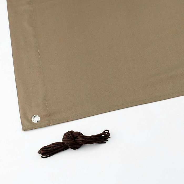 ハトメ部分は真鍮素材で、屋外での使用に伴う劣化もしにくいです