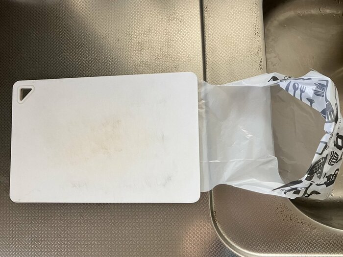 シールを貼り付けた部分の上にまな板をおきます