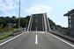 【道路が突き刺さってる】高知県にある橋　住宅街の光景に「上から落ちてきたみたい」「どうなってる？」