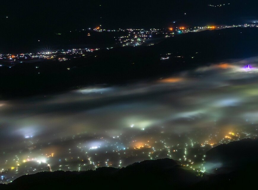 埼玉県・武甲山から望む秩父の夜景　街明かりと大雲海が織りなす幻想的な光景に「一度は見に行きたい」