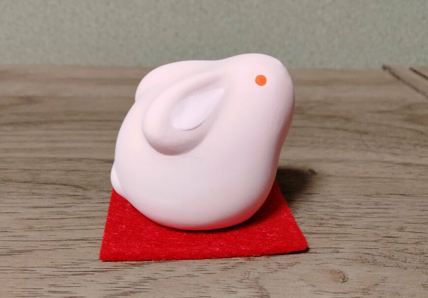 筆者撮影（ダイソー、置物（卯、座り、赤目））