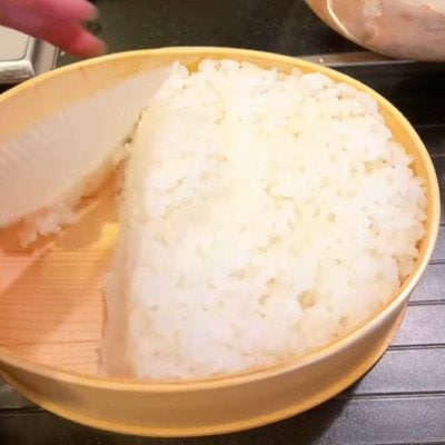 【妻から夫への愛妻弁当】サクッと揚がって断面も綺麗！手の込んだ副菜も入った「舞茸の肉巻きフライ弁当」が「めちゃくちゃ美味しそう」と話題