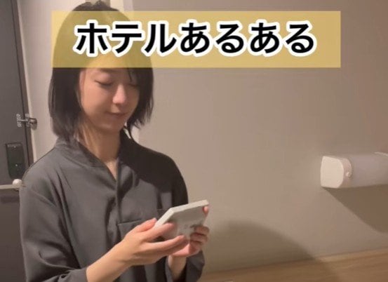 明日は大事な会議があるから早起き…ホテルの目覚まし時計の使い方に「同じやつある」「いつも使ってます」