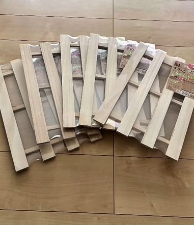 【100均DIY】使うのはダイソーの〈すのこ〉だけ！接着剤で貼るだけ簡単DIYでおしゃれな〈木製収納棚〉が爆誕！「同じの作りたいです！」と話題