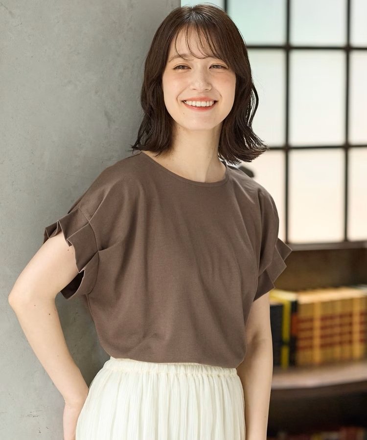 出所：ハニーズ公式　袖タックTシャツ