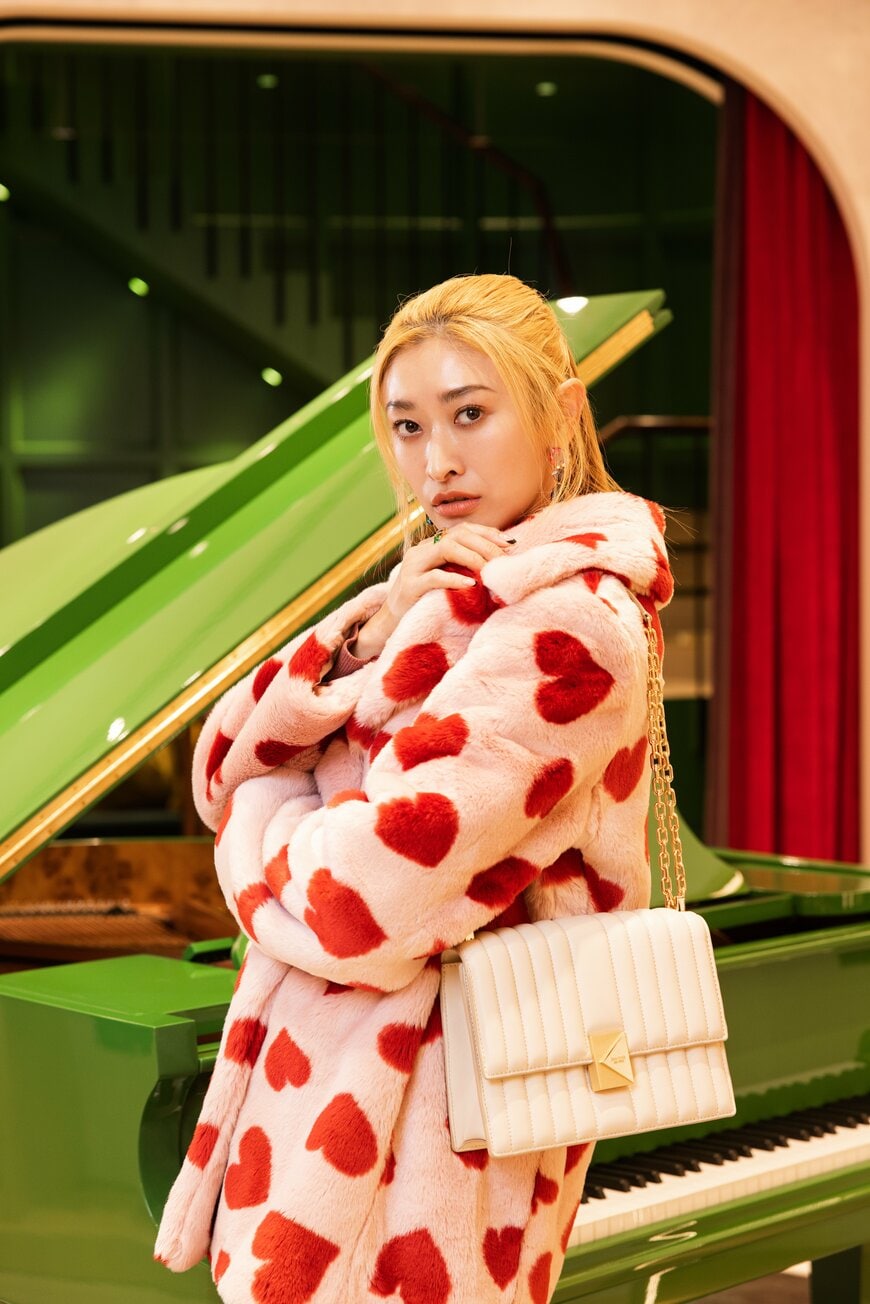 出所：タペストリー・ジャパン合同会社「ケイト・スペード ニューヨークは、銀座旗艦店リニューアルを記念し、山本舞香さん、佐野勇斗さん、ハローキティらをスペシャルゲストに迎え、オープニングセレモニーを開催」