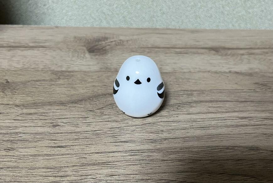 置物にしてもかわいい!ころんとしたフォルムの調味料入れです/筆者撮影(セリア、調味料入れ ころころシマエナガ)