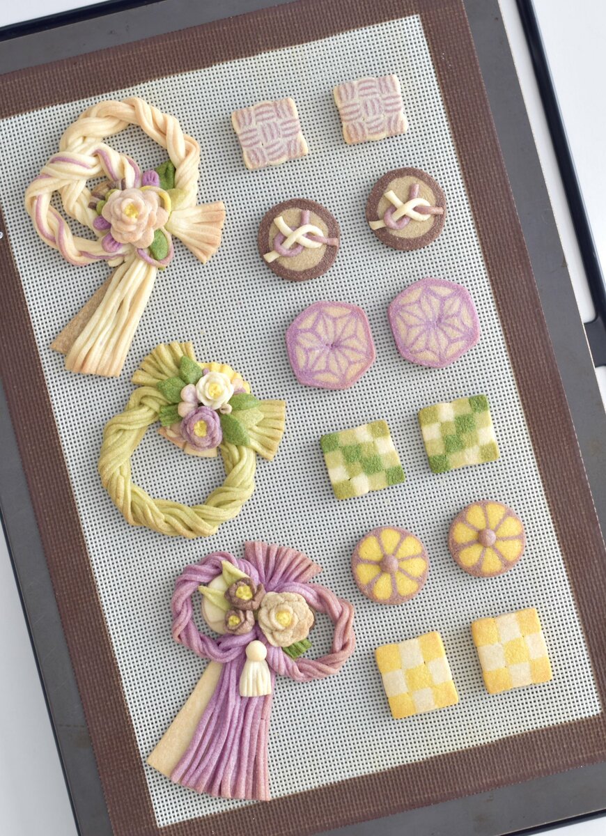 焼き上がったしめ縄クッキー