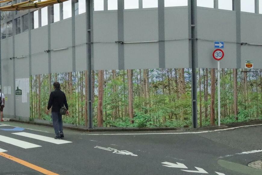 工事現場の壁に貼られた写真