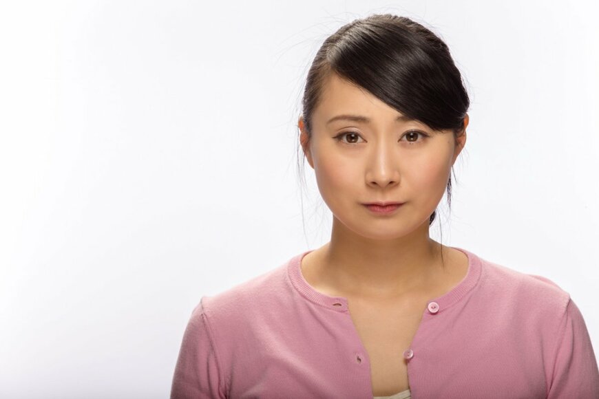 怒った顔をした日本人女性