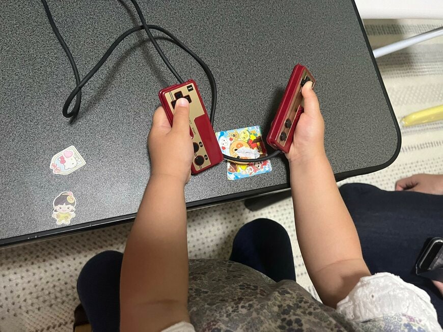 令和育ちのミニファミコンの持ち方