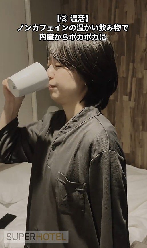温かい飲み物を飲む