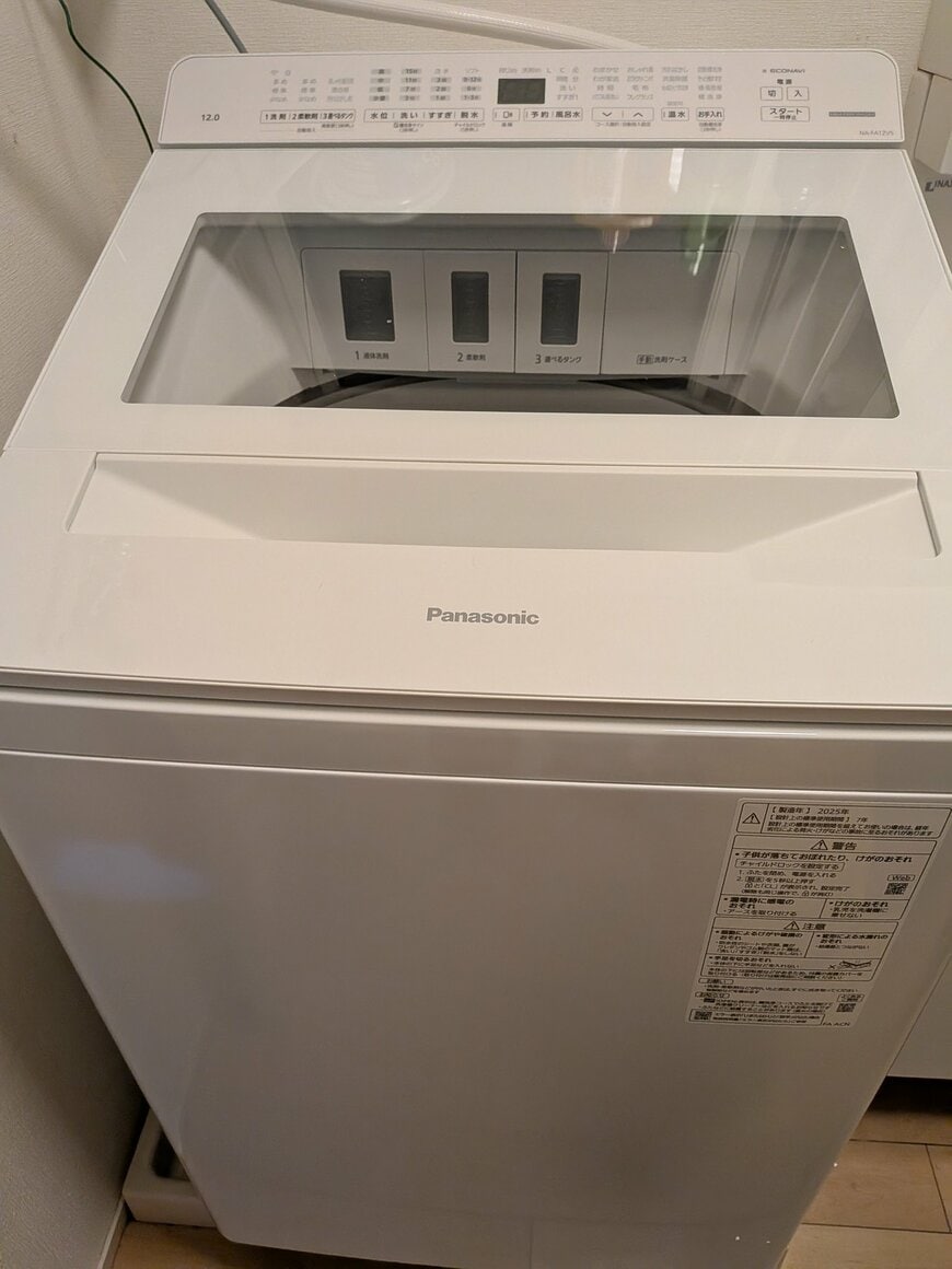 シンプルなデザインが目を引く縦型の洗濯機