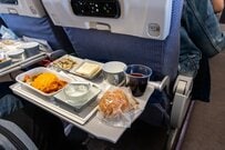 飛行機の機内食はどうして味が濃いの？元CAが明かす驚きの理由に「知らなかった！」「不思議ですね」