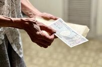 生活保護世帯の55.4％を占める「65歳以上高齢者世帯」　家計収支は平均赤字…貯蓄や年金の実情を追う