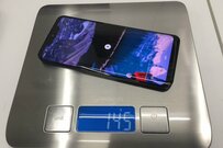 シャープ初の有機ELスマホはとにかく軽い