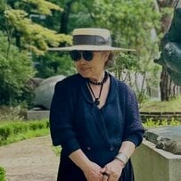 【韓国のおしゃれおばあちゃん】上品で軽やかな〈ブラックコーデ〉が素敵！「エレガントで美しいですね」「かっこいい！」の声