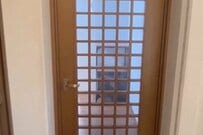 【築28年の中古戸建】レトロな格子扉が大変身　おしゃれなガラス風ブラックドアに思わず二度見