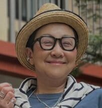 【64歳マダム】 UNIQLOの「クルーネックTシャツ」の着こなしがおしゃれ！”ダークグレー×ピンク”の配色が素敵