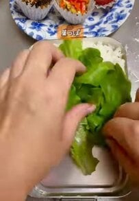 【男子高校生弁当】ケチャップをたっぷりかけた大きなハンバーグが主役！色とりどりの副菜も入れて華やかな仕上がりに
