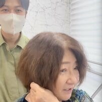 『誕生日祝い』で来店した女性　傷んだパーマから上品なショートへ大変身！「素晴らしい」と話題