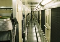 「寝台列車の通路」を撮影した一枚　静かに続く車内の光景に「今では味わえない贅沢」と懐かしむ声