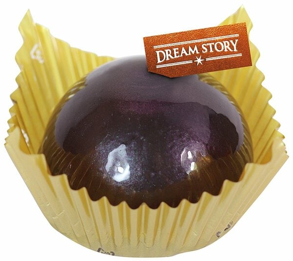 大人っぽさを感じる漆黒のドームケーキ