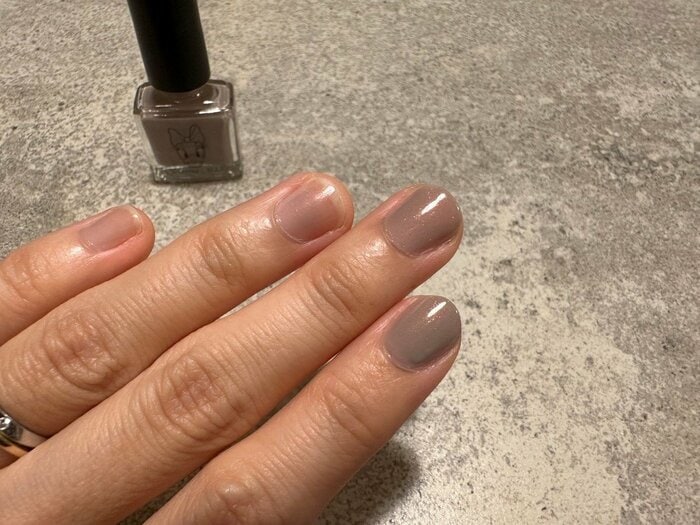 小指・薬指が一度塗り。中指が二度塗りで人差し指が三度塗りした状態