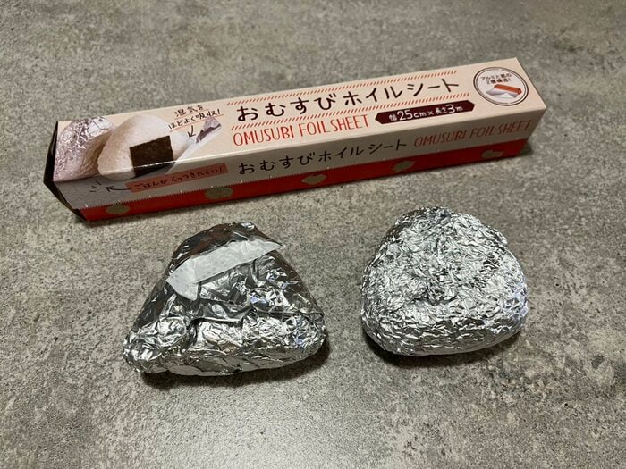 左がおにぎりホイルシート、右が通常のアルミホイルです