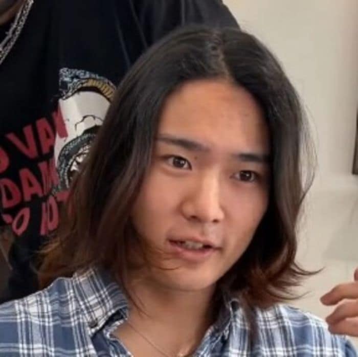 長髪の男性が1年ぶりのパーマ 大人っぽさたっぷりの変身姿に反響